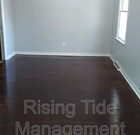 3rd image of 825 Sherwood Forest Dr
