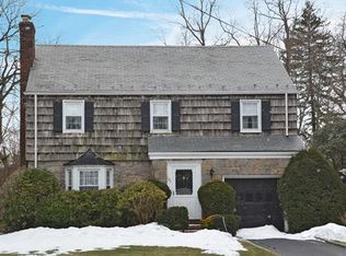 123 Midgely Dr, Hewlett, NY 11557