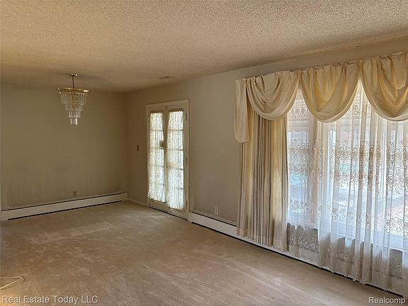 4th image of 18319 McIntyre St