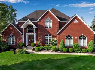 8165 Driftwood Ct, Williamsville, NY 14221