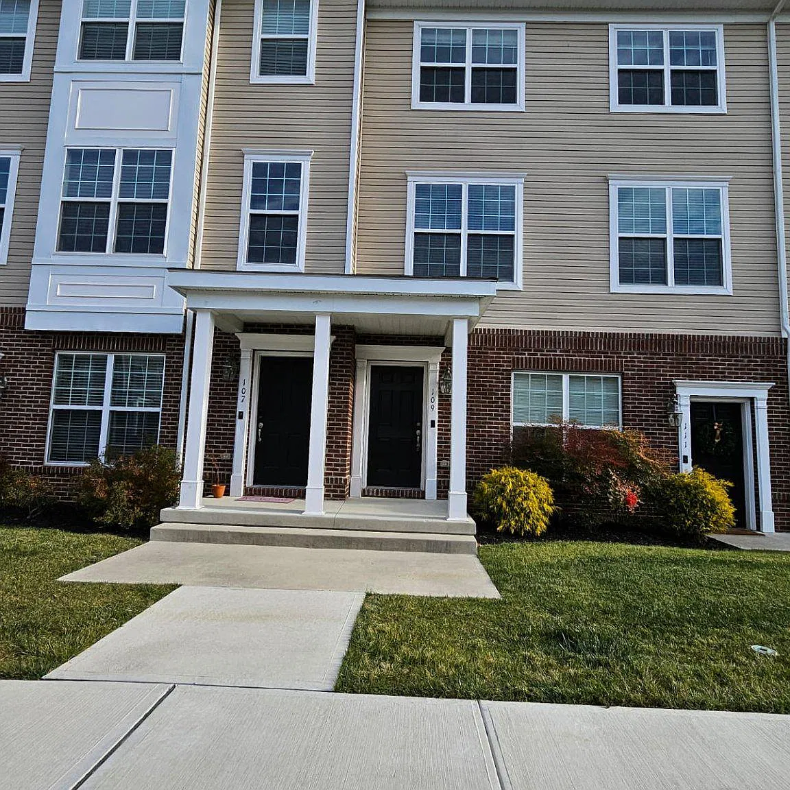 3 bed, 2.5 bath, 1933 sqft, $3,300 — Photo 2