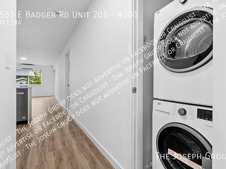 Town's Edge Apartments - 1555 E Badger Rd — Photo 7