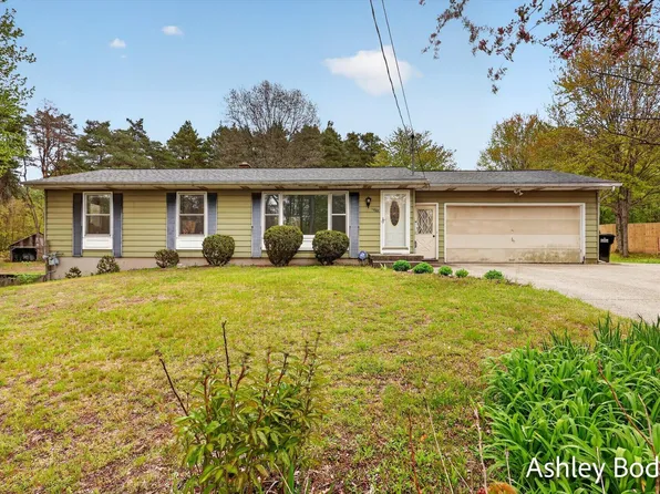 11888 Long Lake Dr NW, Sparta, MI 49345