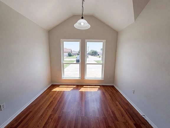 3rd image of 325 Cascade Dr