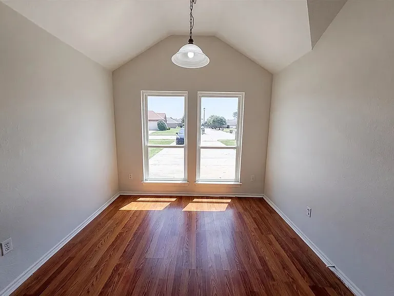 325 Cascade Dr — Photo 3