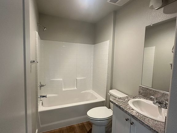 4th image of 406 S Summit Dr