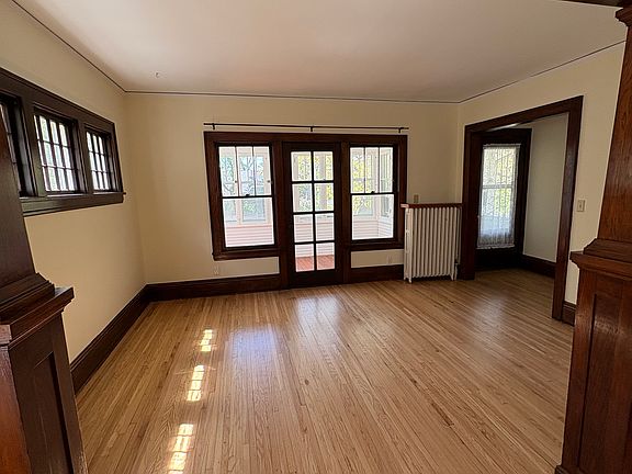 4th image of 2411 Como Ave Unit 1