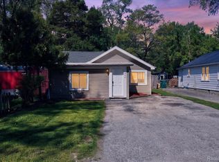 986 Pine Rd, Bay City, MI 48706