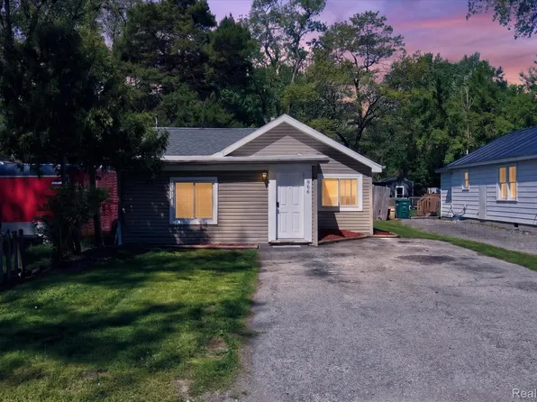 986 Pine Rd, Bay City, MI 48706