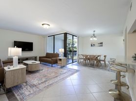 825 Egret Cir