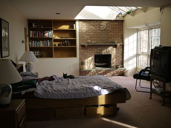 Master BR w/fireplace