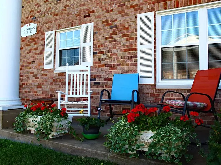 Colonial Village Apartments — Photo 6