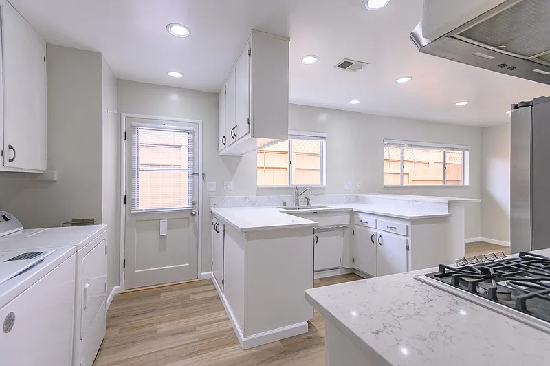 3 bed, 2.0 bath, 1209 sqft, $5,450 — Photo 2