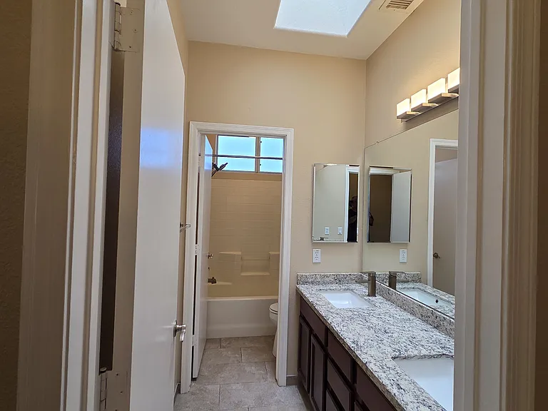 Upstairs Full Bathroom