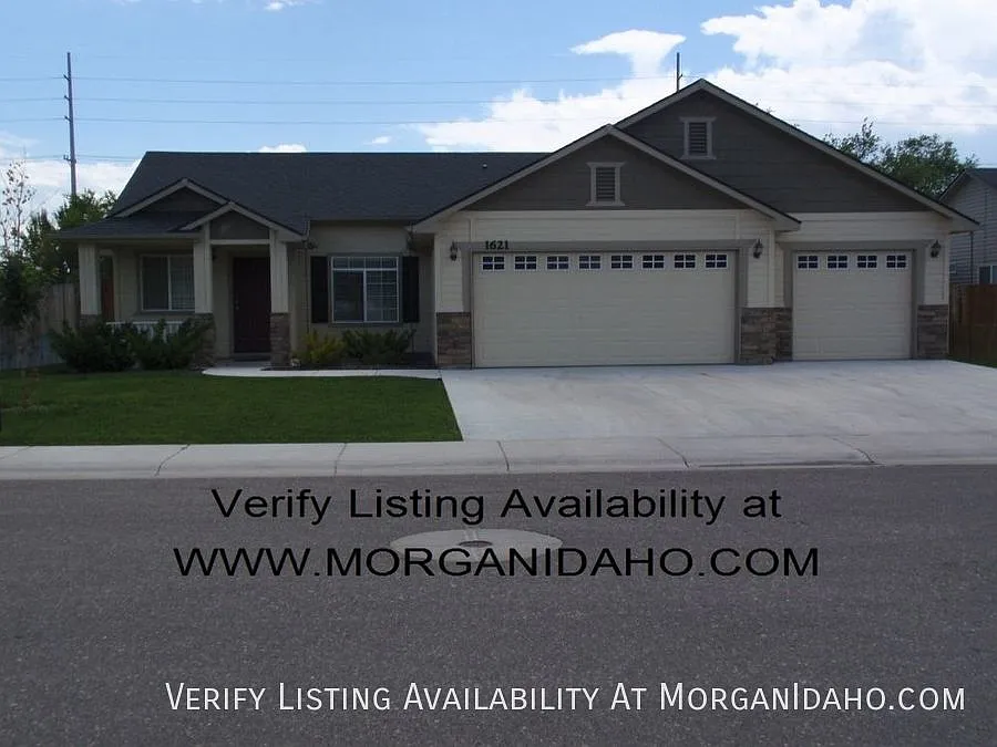 3-car garage, vaulted ceilings, single-level in Pebble Creek sub — Photo 1