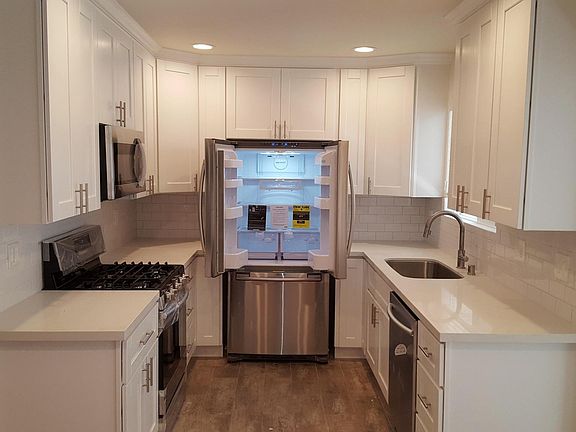 2nd image of 1055 S Sherbourne Dr APT 2