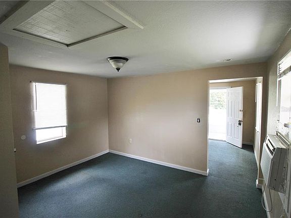 5th image of 990 W Johnson St