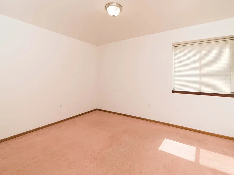136 Shingiss St — Photo 7