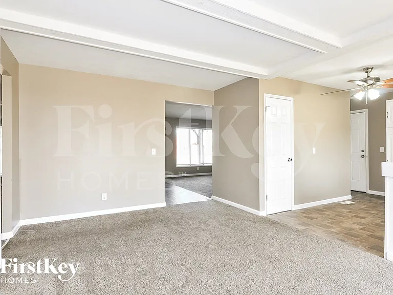2740 Sherwood Dr — Photo 5