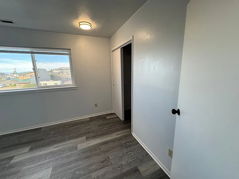 637 SW 9th St — Photo 37