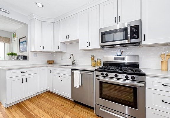 3rd image of 583-585 Shirley St #4