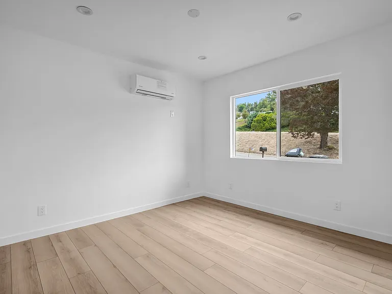 21713 Mulholland Dr — Photo 10