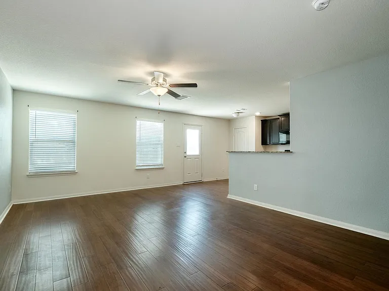 5033 Cressler Ln — Photo 2