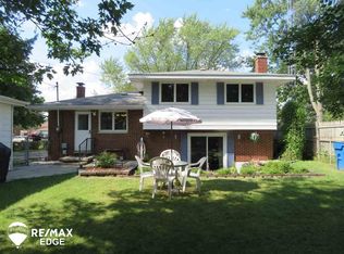 929 North Rd, Fenton, MI 48430