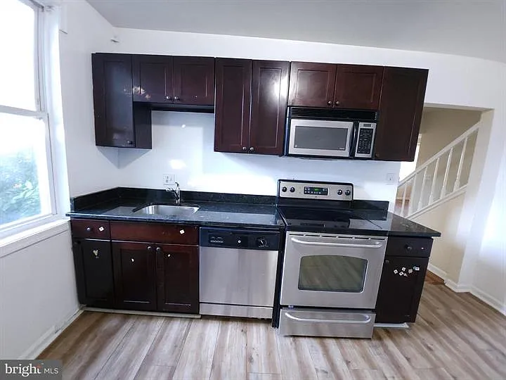 5023 Emo St — Photo 3