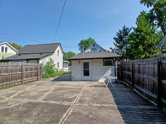 4th image of 193 Robertson St