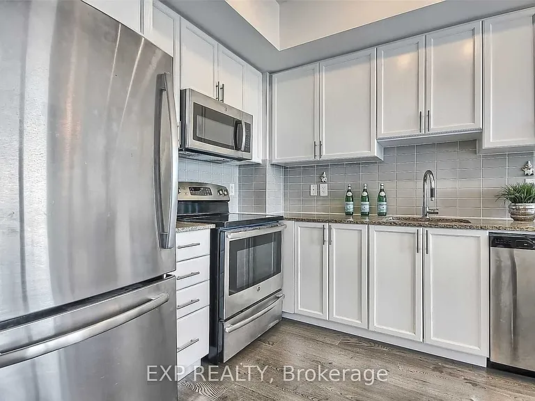 7167 Yonge St #523 — Photo 12