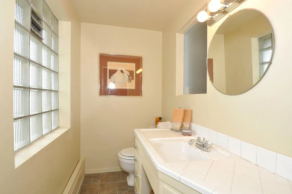 7 bed, 2.5 bath, 2896 sqft, $4,950 — Photo 2