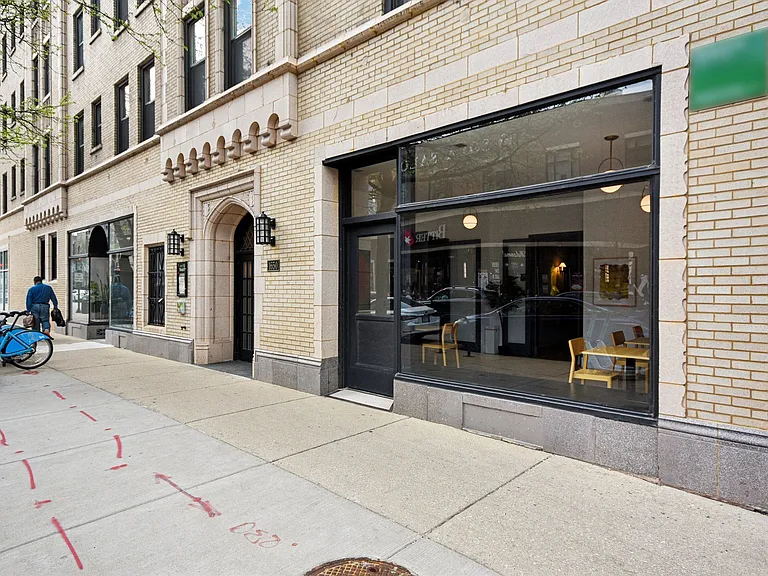 1650 W. Roscoe St. — Photo 35