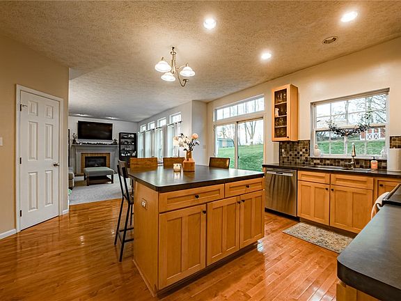 5th image of 163 Valley View Dr