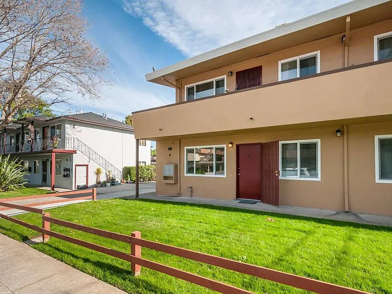 4 E 41st Pl — Photo 1