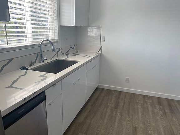 4th image of 1636 N Fuller Ave #3D