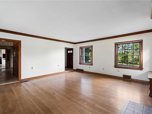 5th image of 996 Columbus Avenue Ext