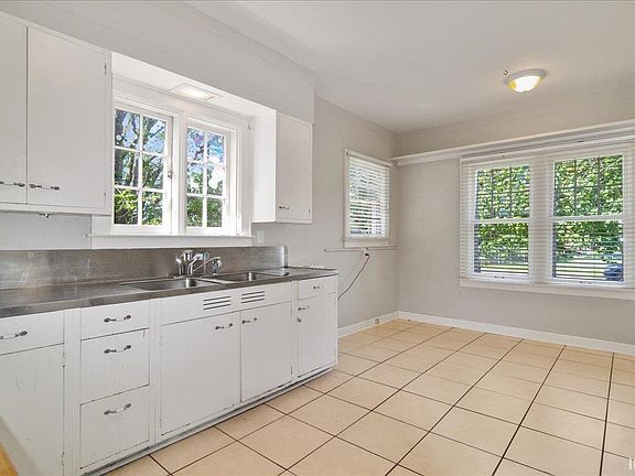 4th image of 1401 Southeast Blvd