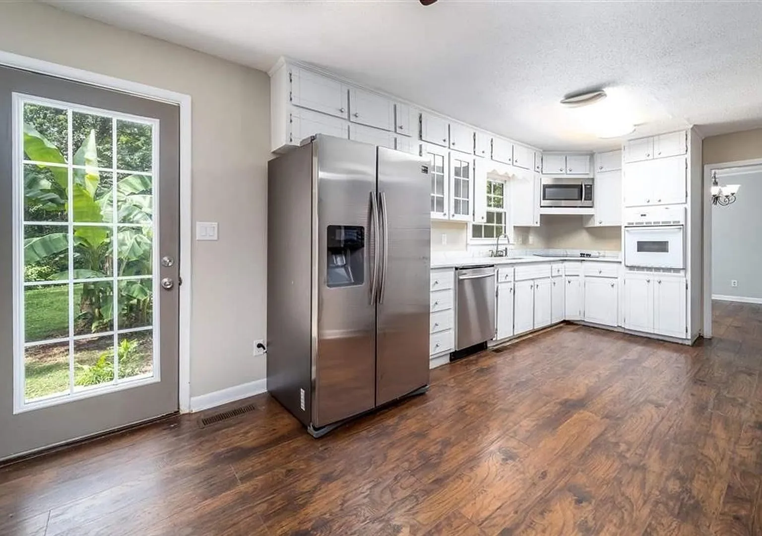 4 bed & 2.5 bath with a pool — Photo 4