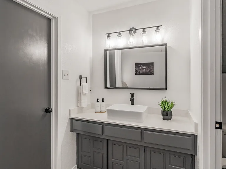 8901 Thompson Cir — Photo 44