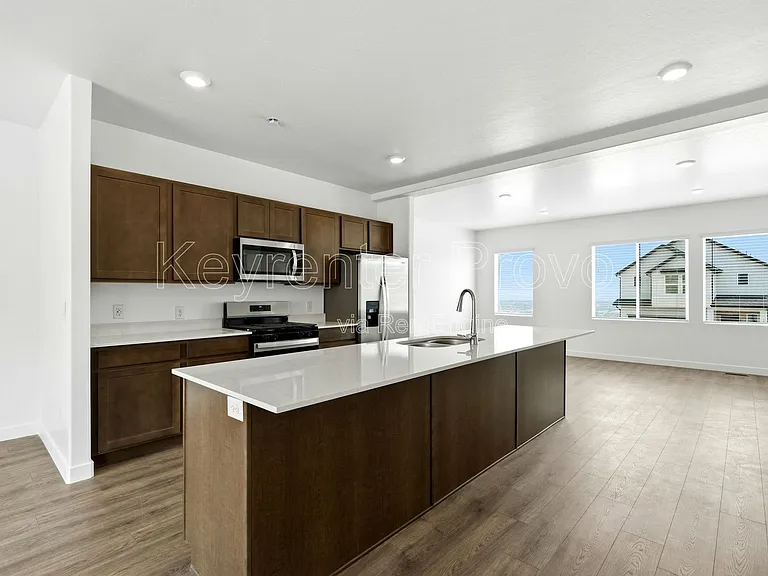 371 E Levengrove Dr — Photo 1