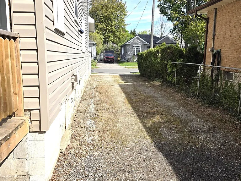256 Edinburgh St — Photo 10