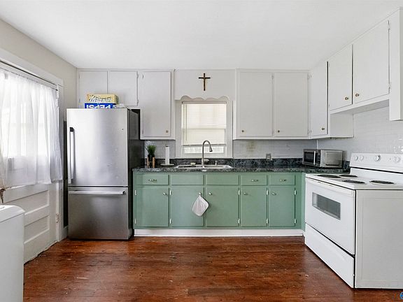 4th image of 208 Chestnut St NE