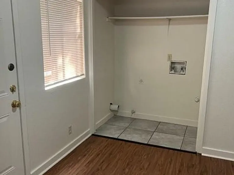 304 Algerita Dr — Photo 6