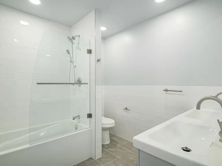 342 W Queen Ln #6 — Photo 7