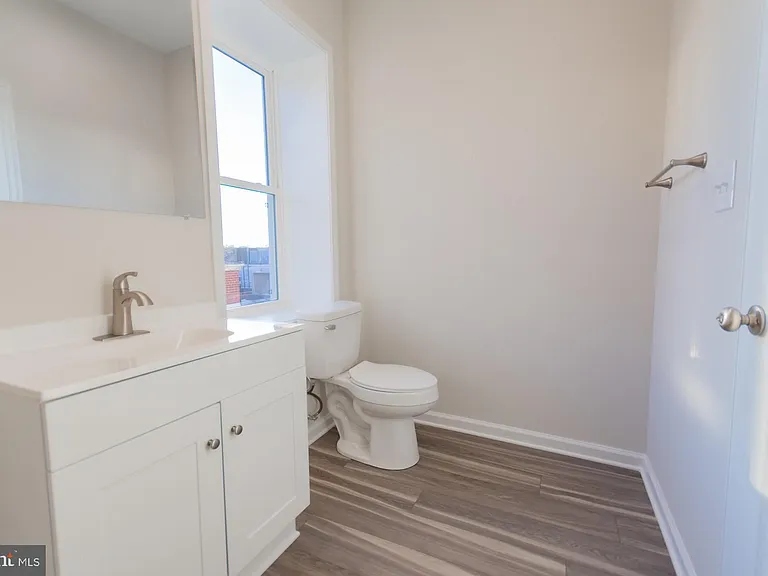 215 King St W #C — Photo 18