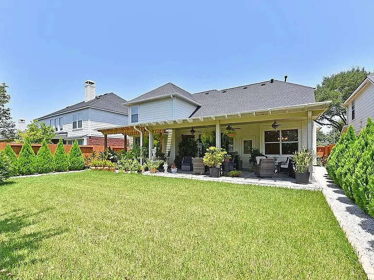 22121 Atwater Canyon Ln — Photo 24