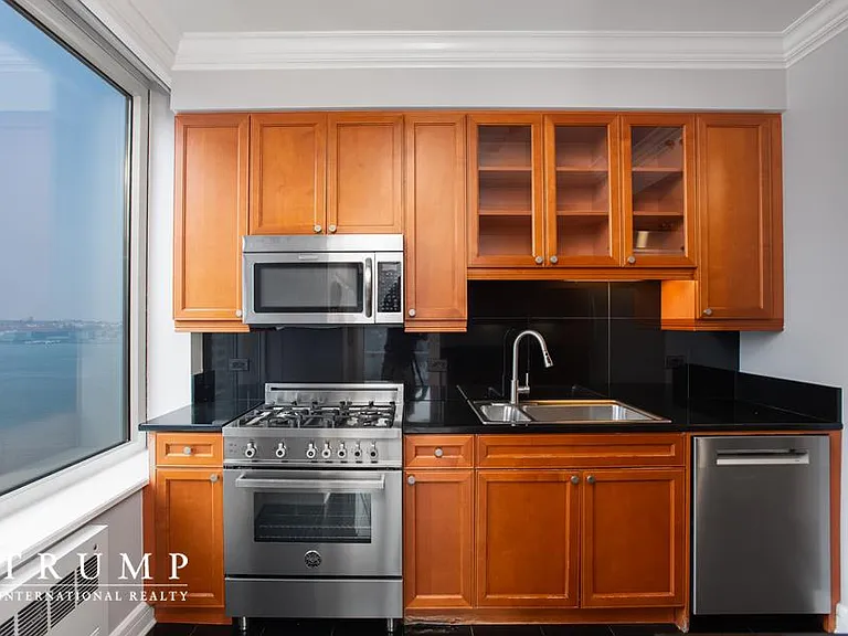 220 Riverside Blvd #21D — Photo 6