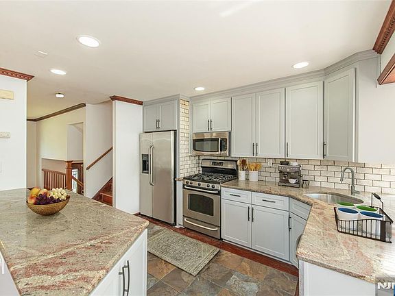5th image of 728 Prospect St