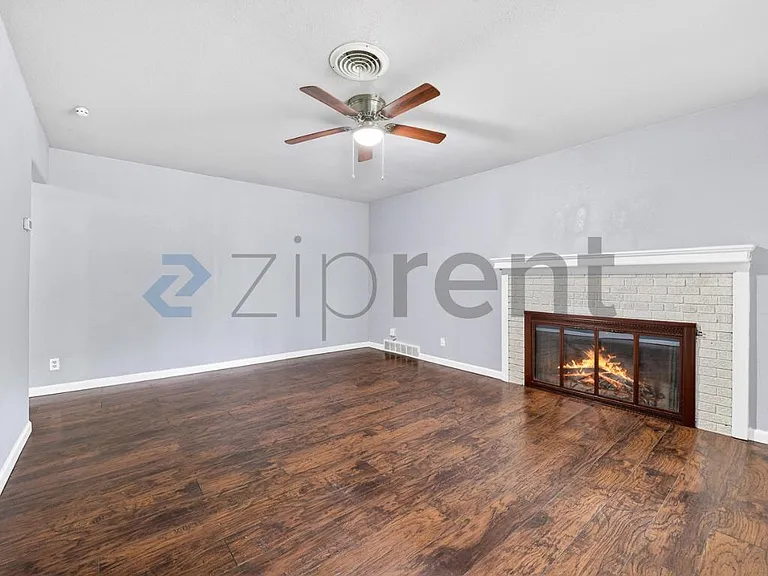 2332 Grandview Dr — Photo 3